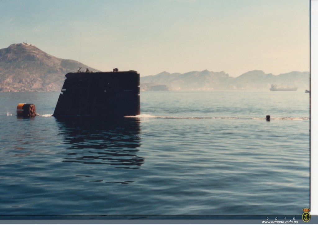 1993. EL "Marsopa" en inmersion estática tras Gran Carena. Sobre la cubierta de popa la boya calibrada utilizada para confirmar el desplazamiento real del submarino